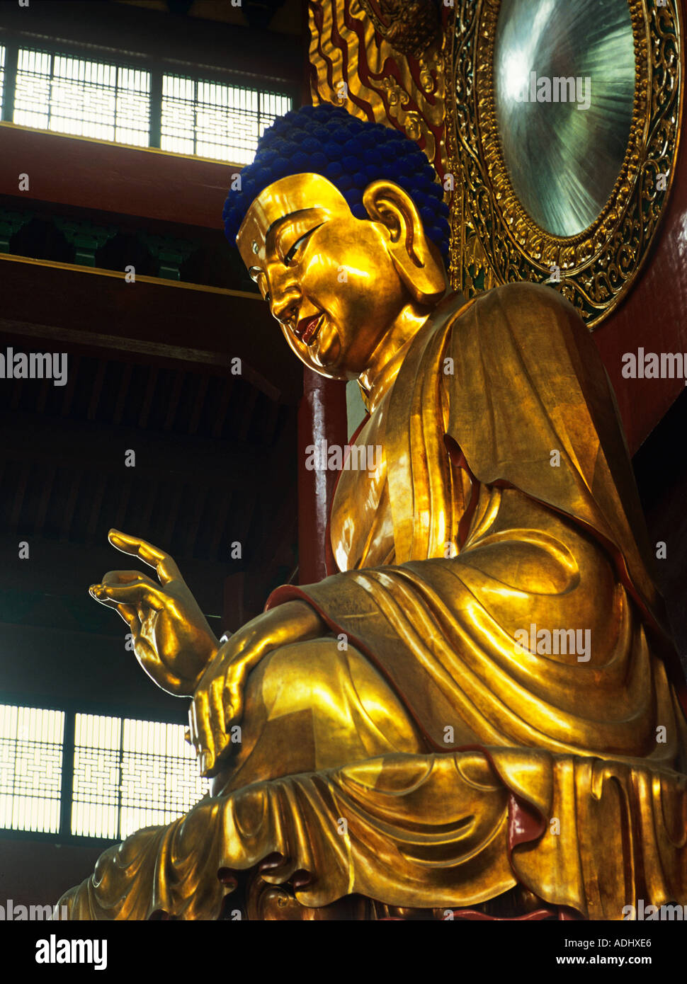 Lingyin Tempel Hangzhou eine goldene Buddha fast 30 Fuß in der Höhe an der Stelle von Hui Li 1600 Jahre alt, China gegründet Stockfoto