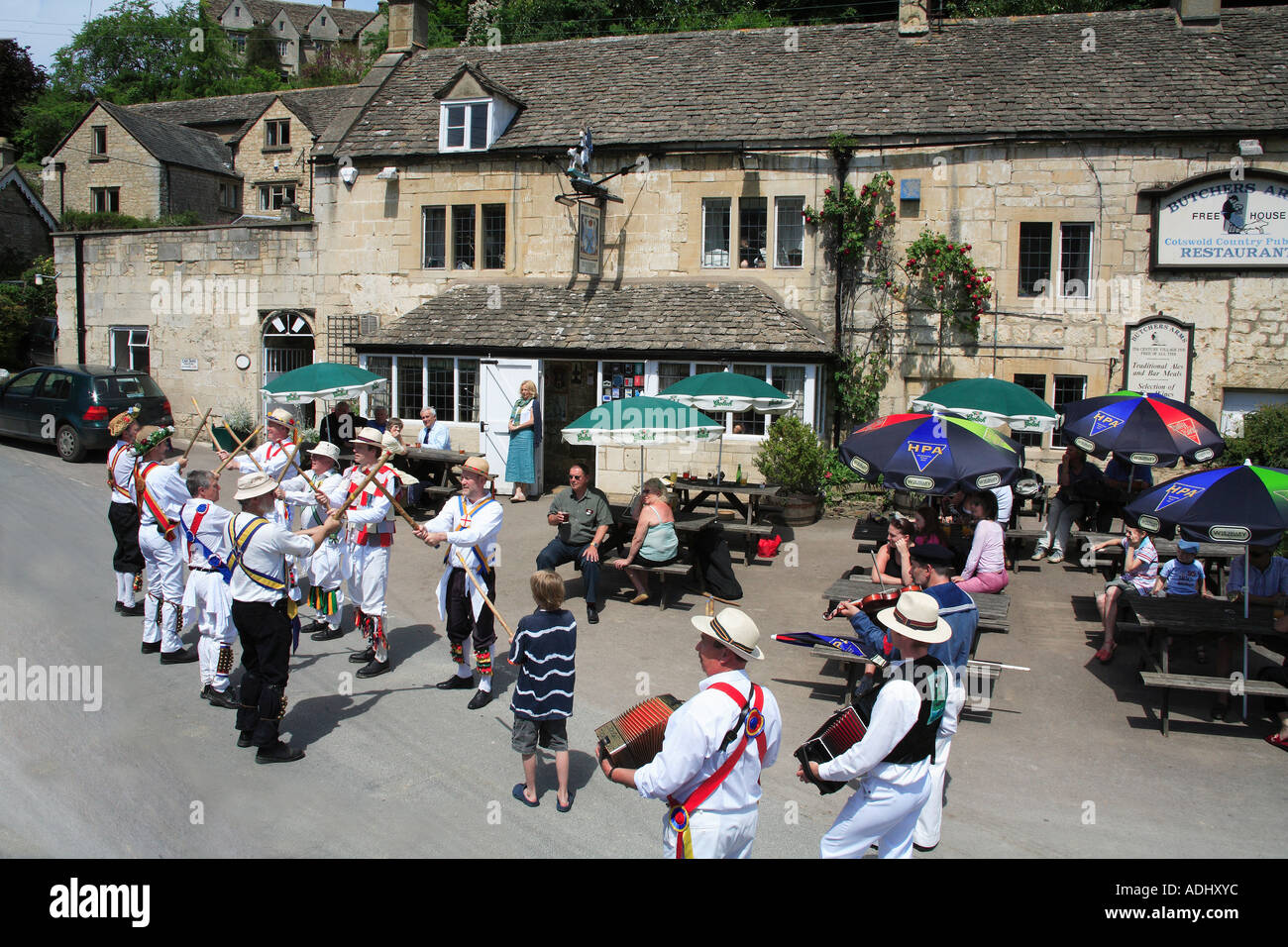 Morris Dancers an der Metzger Arms Pub in Sheepscombe englischen Cotswolds Stockfoto