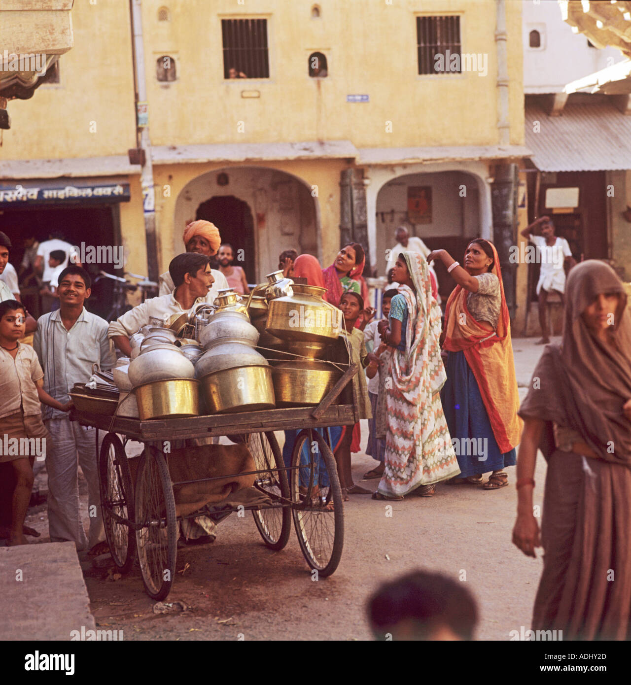 Topf und Pfannen Mann kommt in Jaipur Messing Töpfe sind universell in Indien der Verkäufer mehr fordert aufrufen und die Käufer für weniger Geld Stockfoto