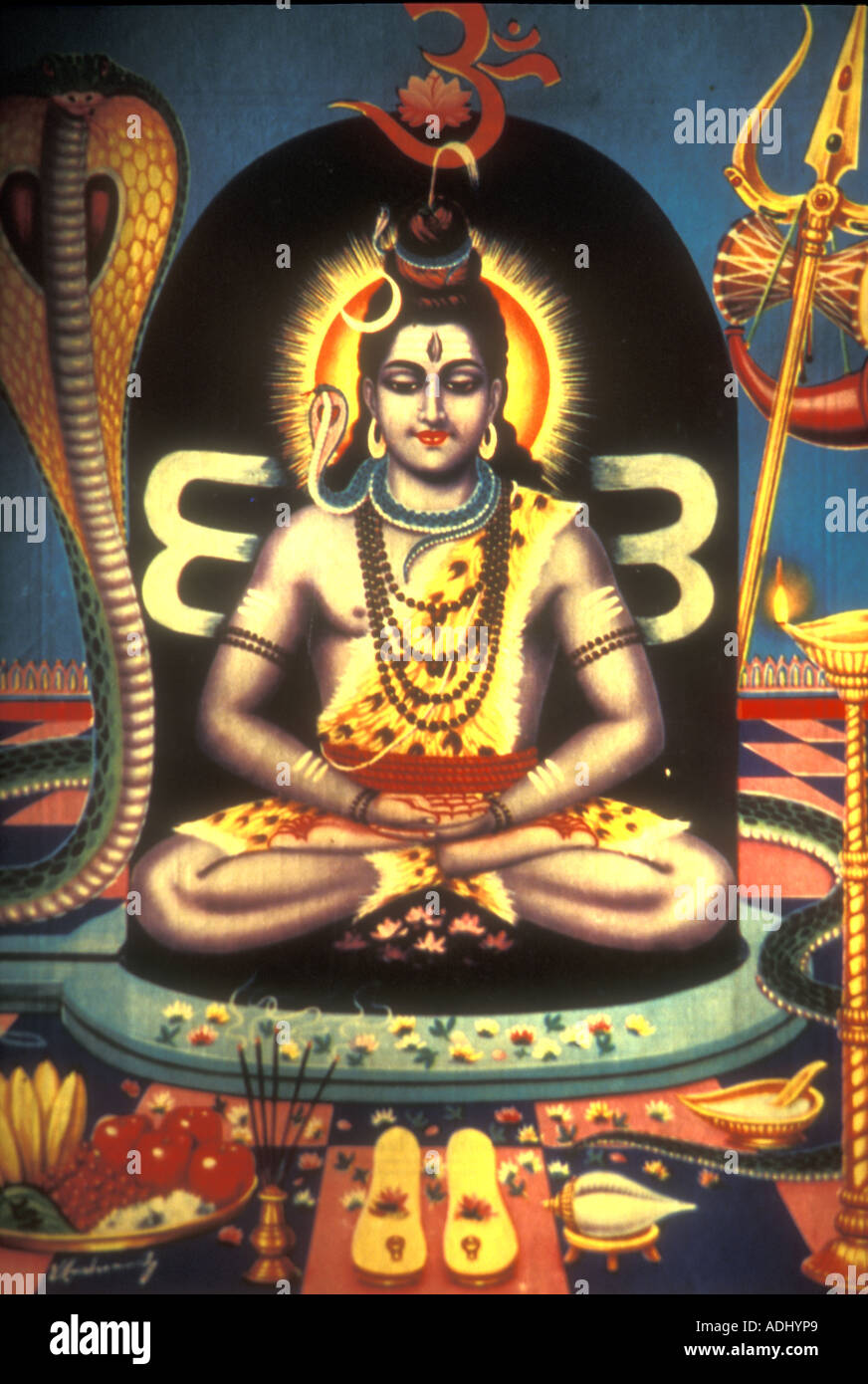 Lord Shiva mit dem König der Nagas und verschiedene Votivgaben im Hinduismus Stockfoto