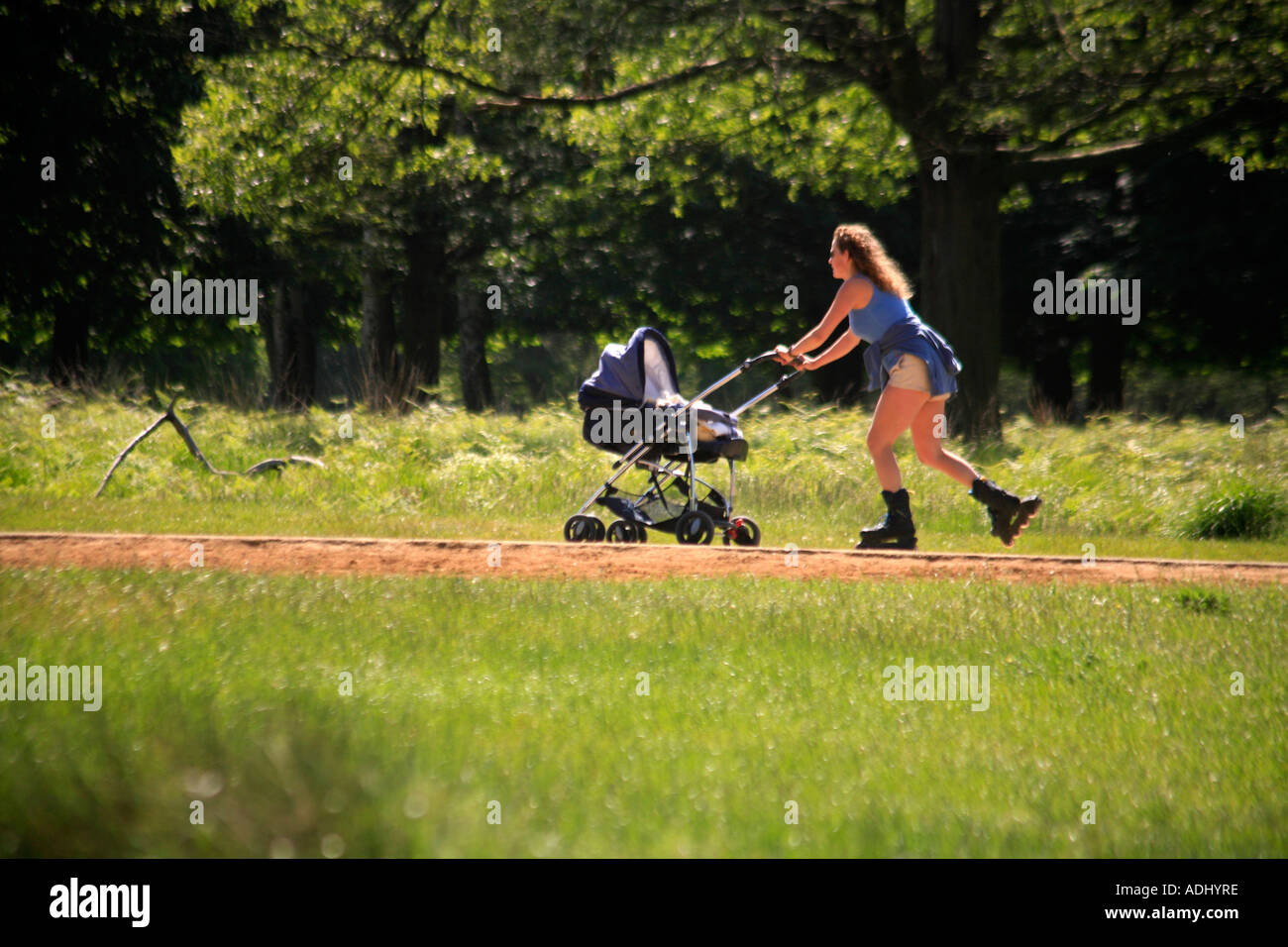 Sommer Roller Skating durch Richmond Park mit Kinderwagen Stockfoto