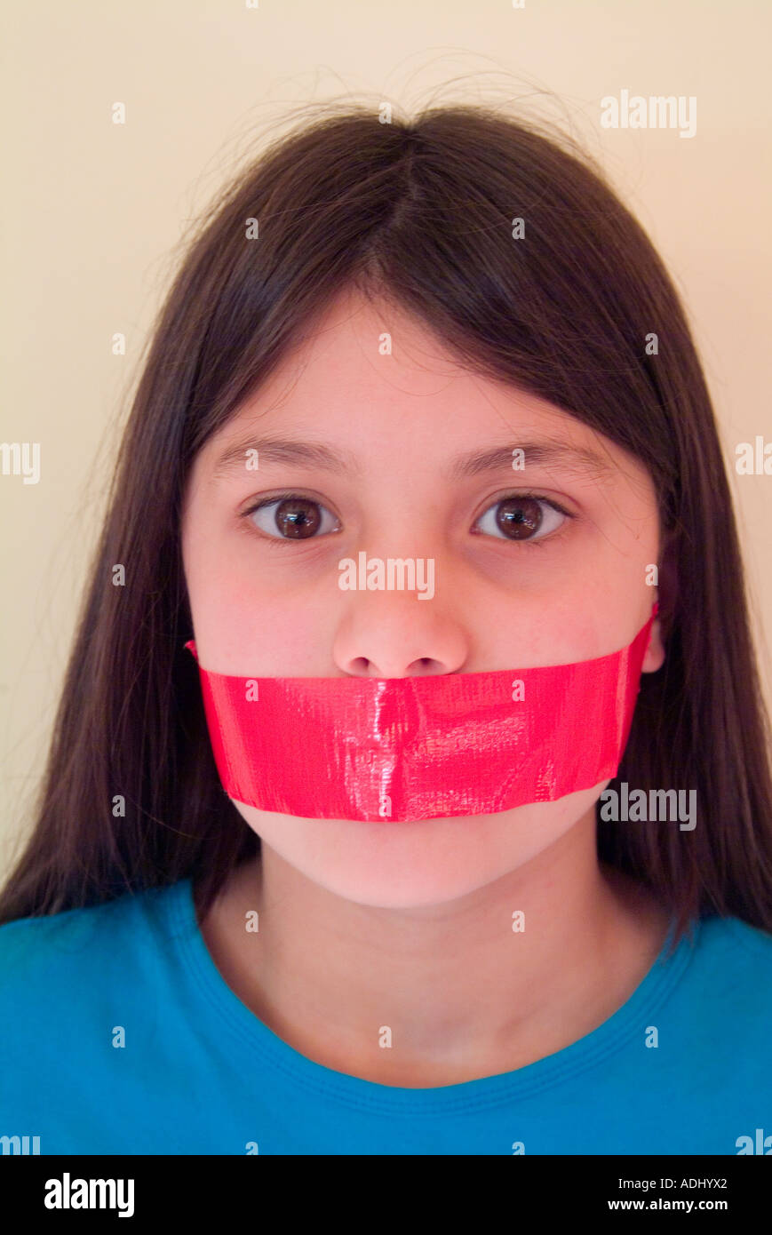 Ein junges Mädchen mit Klebeband über dem Mund, um die Unterdrückung der  Redefreiheit zu veranschaulichen Stockfotografie - Alamy