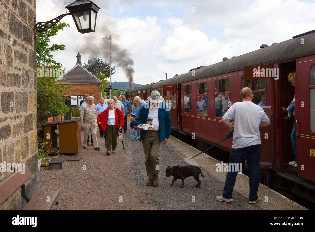 Die Passagiere aussteigen aus Strathspey Railway, Boot von Garten Steam Railway Station Glen Bogle, Schottland Großbritannien Stockfoto