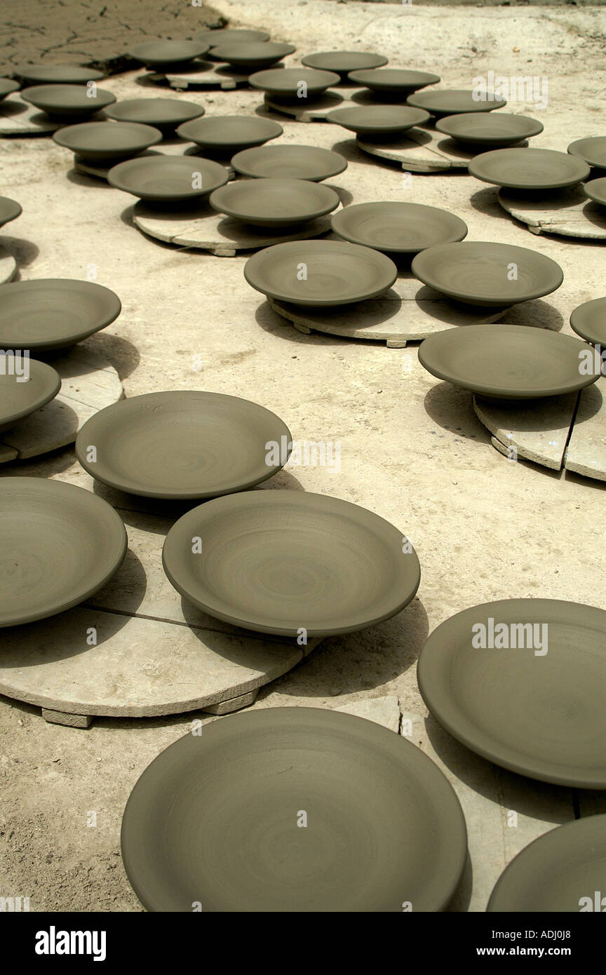 Tonplatten trocknen Backen in der Sonne auf die Keramik Ton Werke in Fes  Marokko Stockfotografie - Alamy