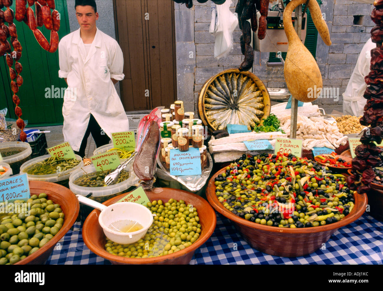 Bauernhof produzieren Marktstand im Dorf Ses Salines, Mallorca, Balearen, Spanien. Oliven, Paprika, Wurst, Fisch zum Verkauf Stockfoto