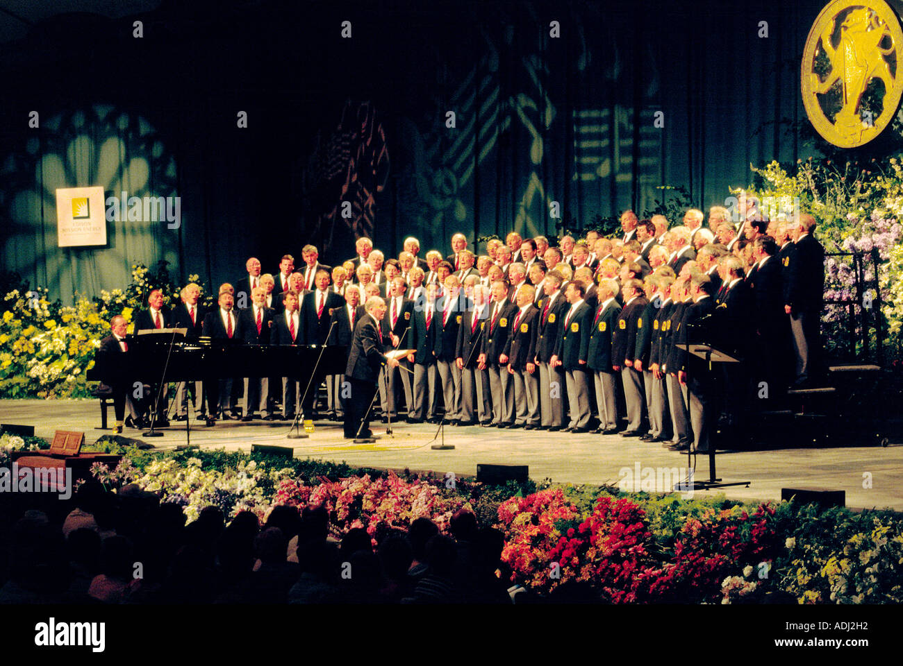 Walisischen Männerchor singt auf der Bühne am jährlichen Llangollen International Eisteddfod, Clwyd, Wales, UK Stockfoto