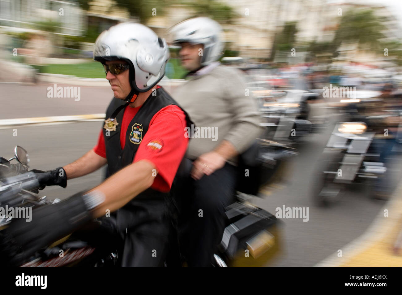 Radfahrer nehmen zahlende Sozius Passagiere auf einer Tour von der französischen Küste in der Nähe von Cannes Frankreich April 2006 Stockfoto