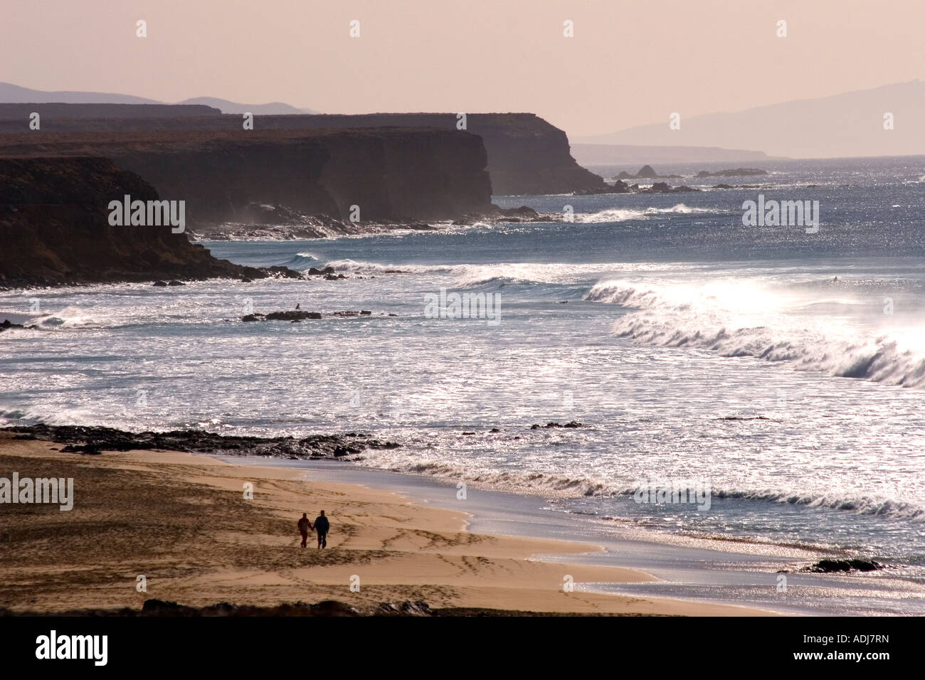 Playa del Algibe de Las Cuevas und die hoch aufragenden Klippen von Punta de Los Caletones Stockfoto