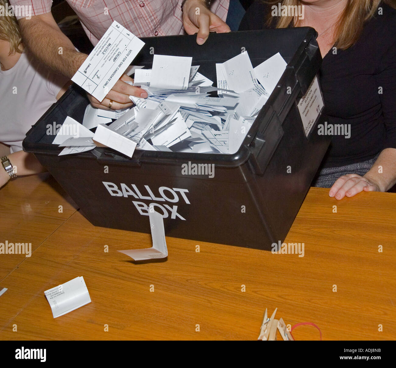 Wahlurne in der Wahlnacht geleert wird Stockfoto