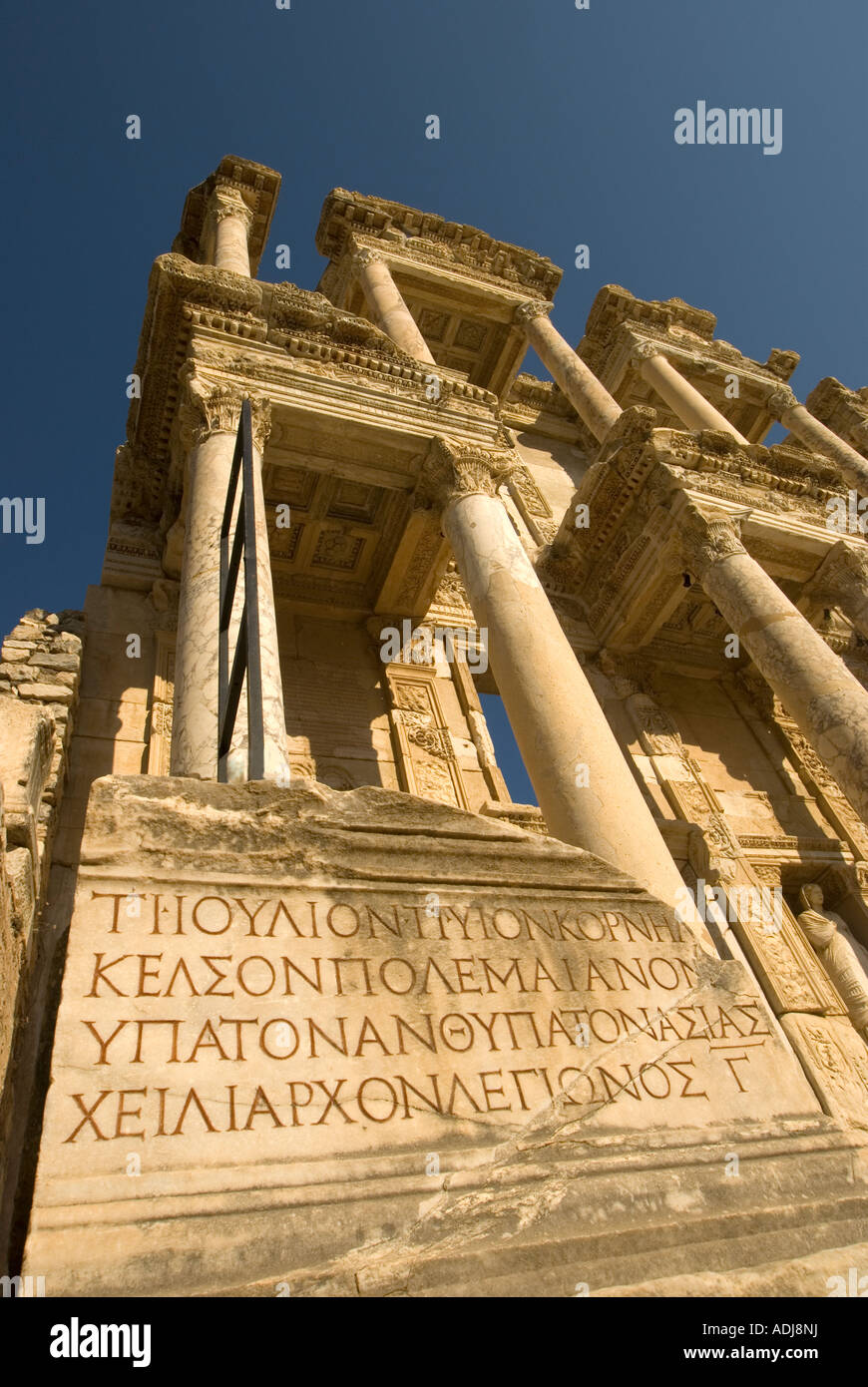 Bibliothek des Celsus in Ephesus, mit griechischer Inschrift, Türkei Stockfoto