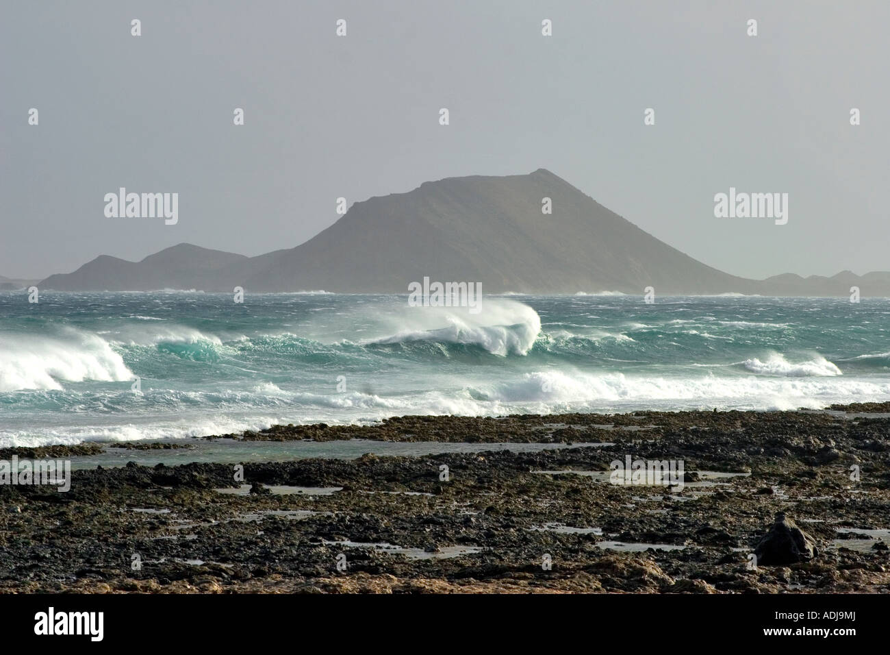 Dramatische Wellen auf die Küste Punta Lola an der North Shore von Fuerteventura Stockfoto