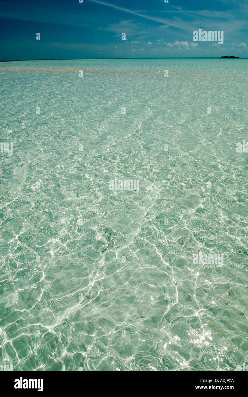 GRÖßERE EXUMA BAHAMA Smaragd-Grün Wasser und blauer Himmel in Bonefish Wohnungen Atlantik refecting Stockfoto