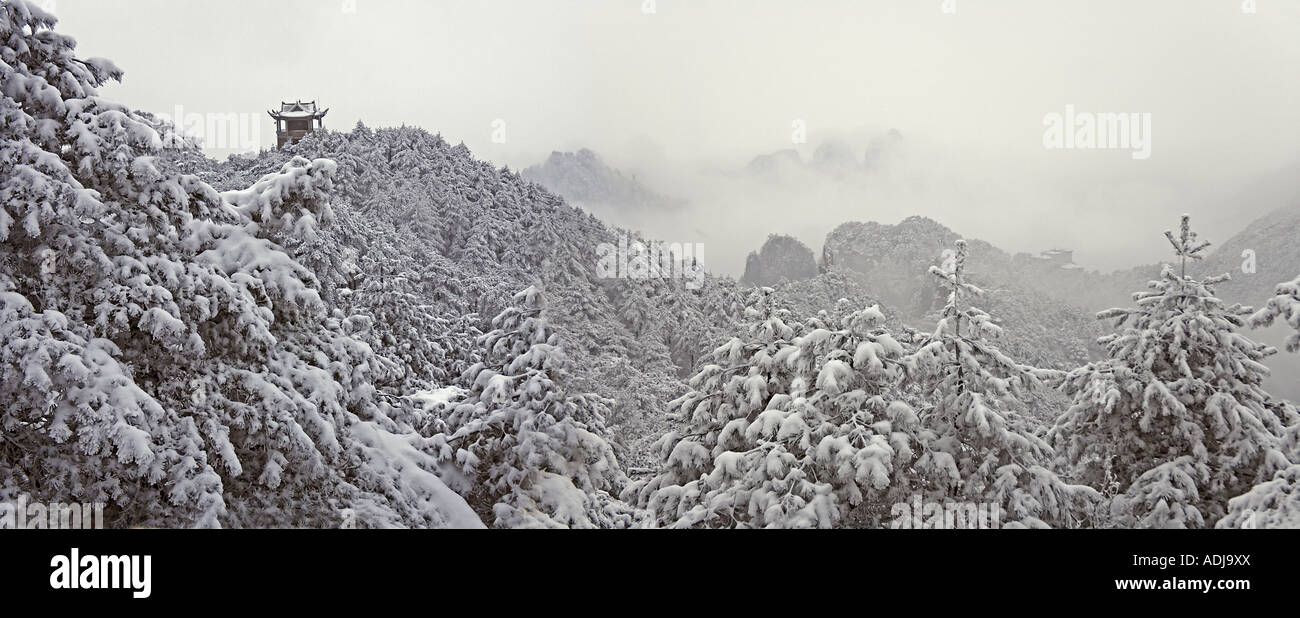 Landschaft von Mt Huangshan (Yellow Mountain) bedeckt mit Schnee Provinz Anhui China Stockfoto
