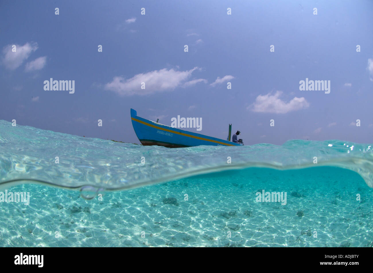 Boot im flachen Wasser, Malediven Stockfoto