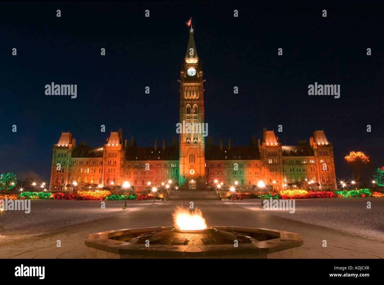 Winter-Blick auf Kanadas Parlamentsgebäude mit Eternal Flame. Stockfoto