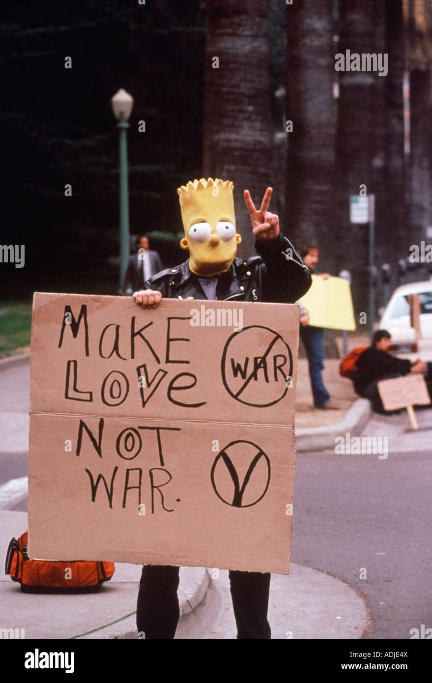 Mann verkleidet als Zeichentrickfigur Bart Simpson während Anti-Kriegs-Demonstration in Kalifornien Foto von Chuck Nacke Stockfoto