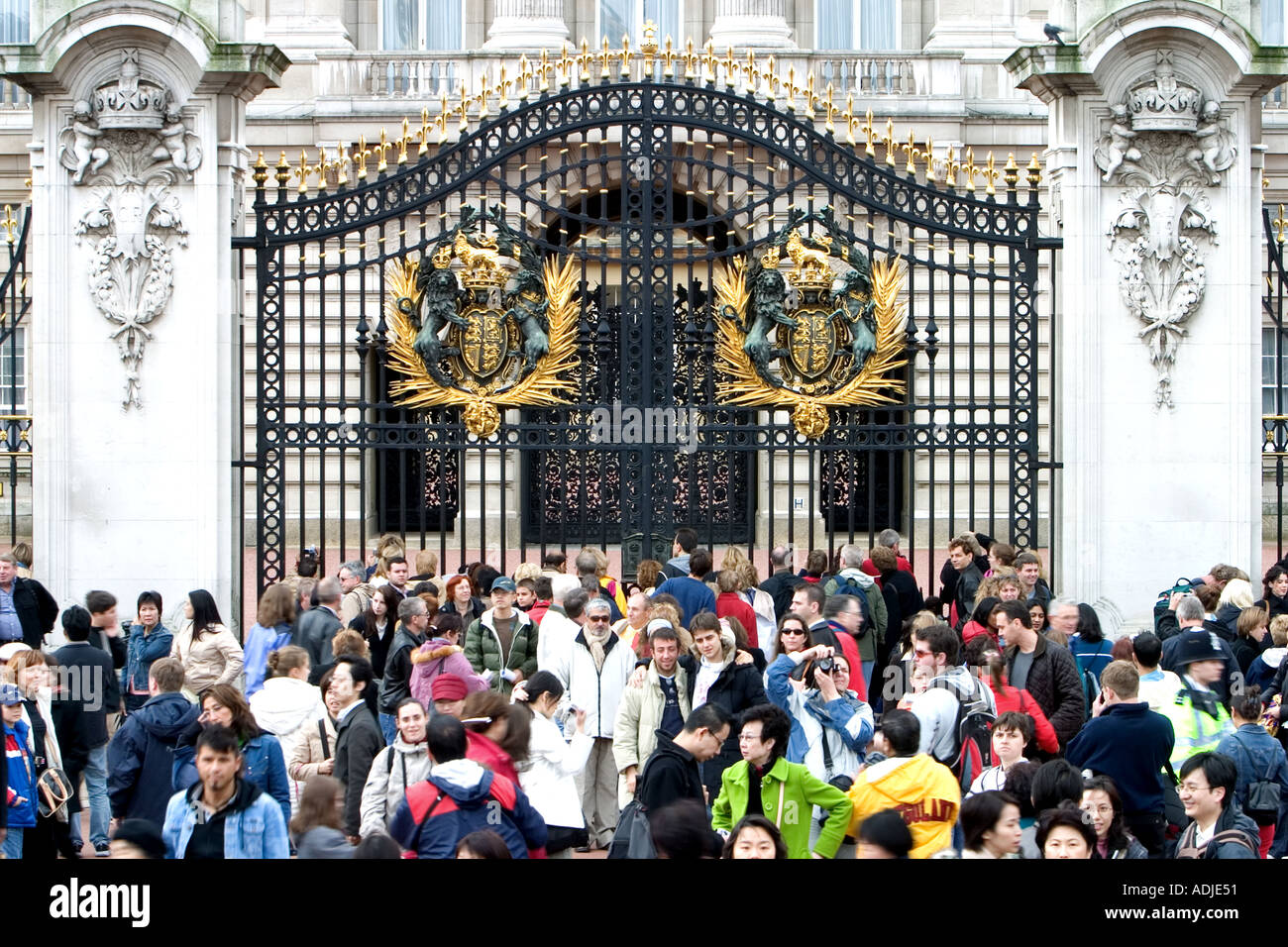 Massen von Touristen versammelten sich vor Buckingham Palace London England Stockfoto