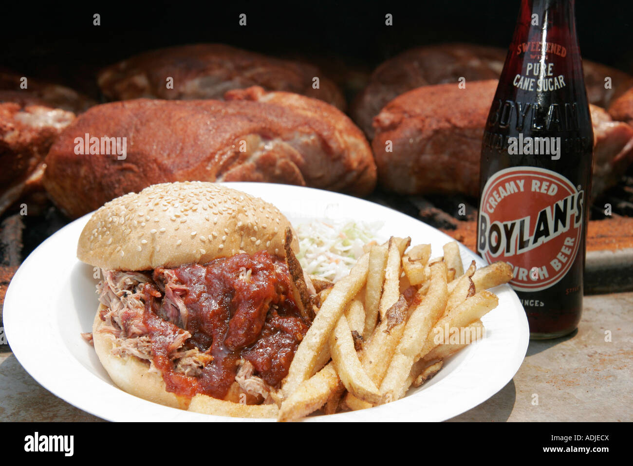 Leesburg Virginia Loudoun County Mighty Midget Gegrilltes Schweinefleisch q Sandwich Pommes Frites Teller Gericht Flasche Boylan S Birch Beer Va Stockfotografie Alamy