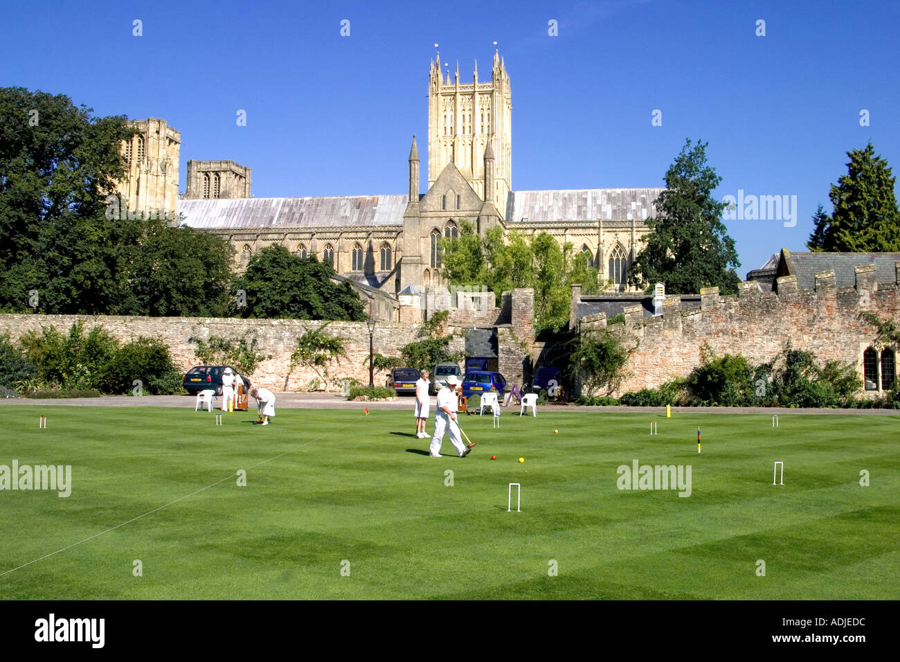 Spielen Krocket auf dem Rasen vor dem Palast der Bischöfe in Wells, Somerset, England Stockfoto