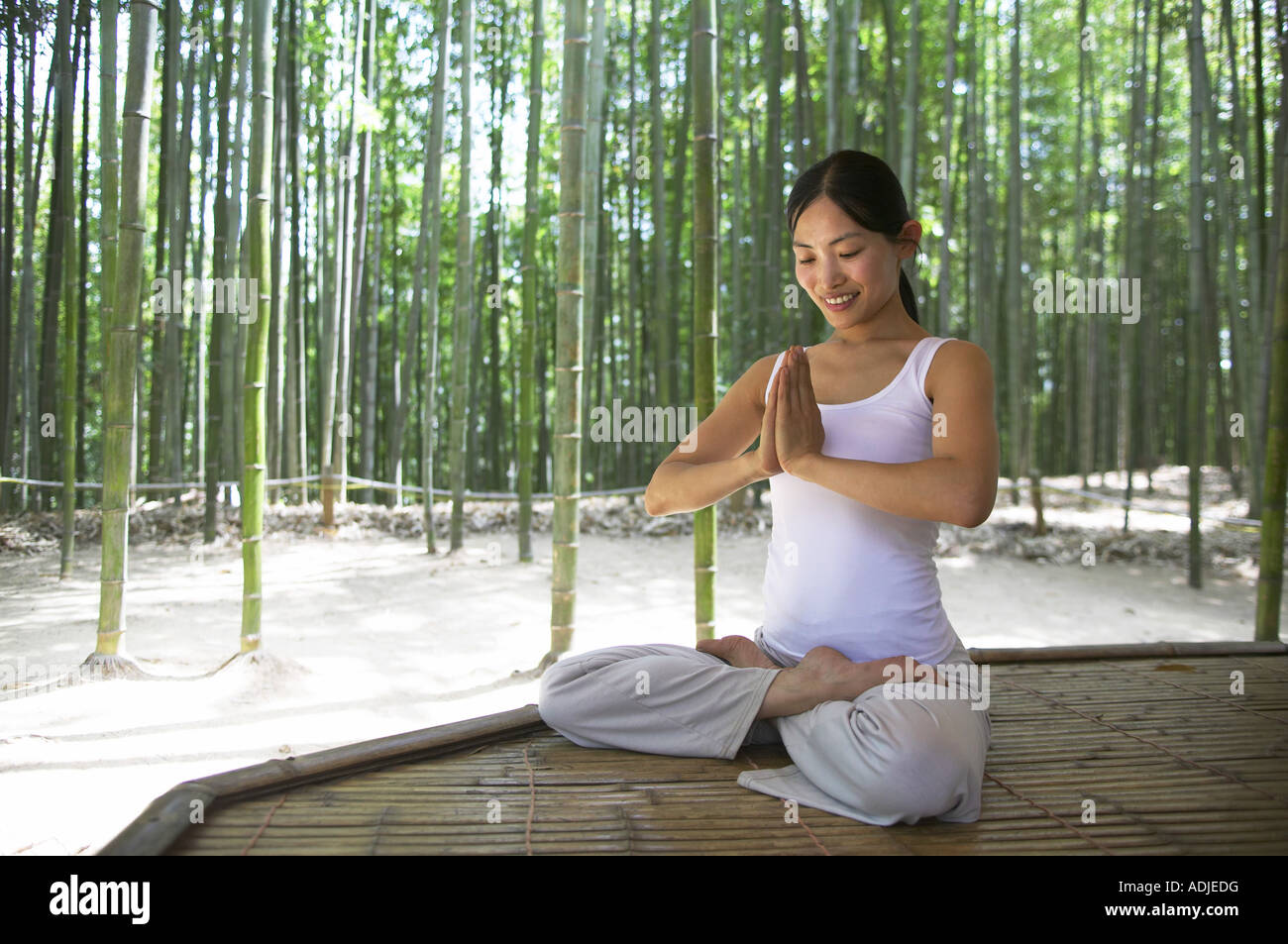 eine Frau beim Yoga in einem Pavillon in einem Bambus-Baum-Wald  Stockfotografie - Alamy