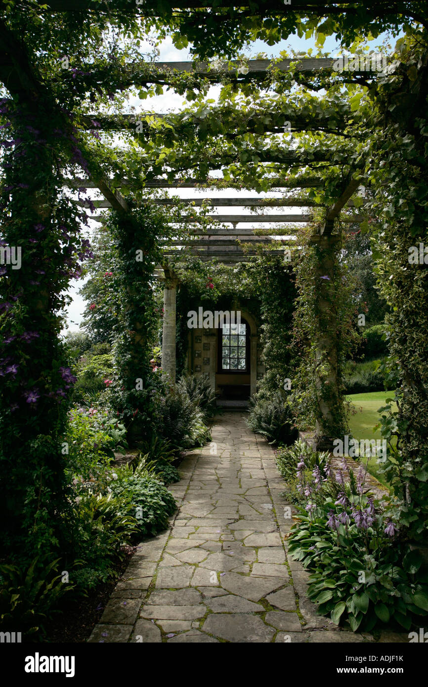 Die Edwardian Pergola im Sommer in West Dean Gardens, West Sussex, Großbritannien Stockfoto