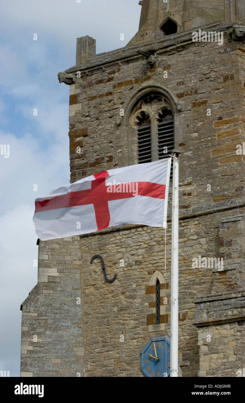 der Heilige Georg Kreuz Flagge und Kirche Stockfoto