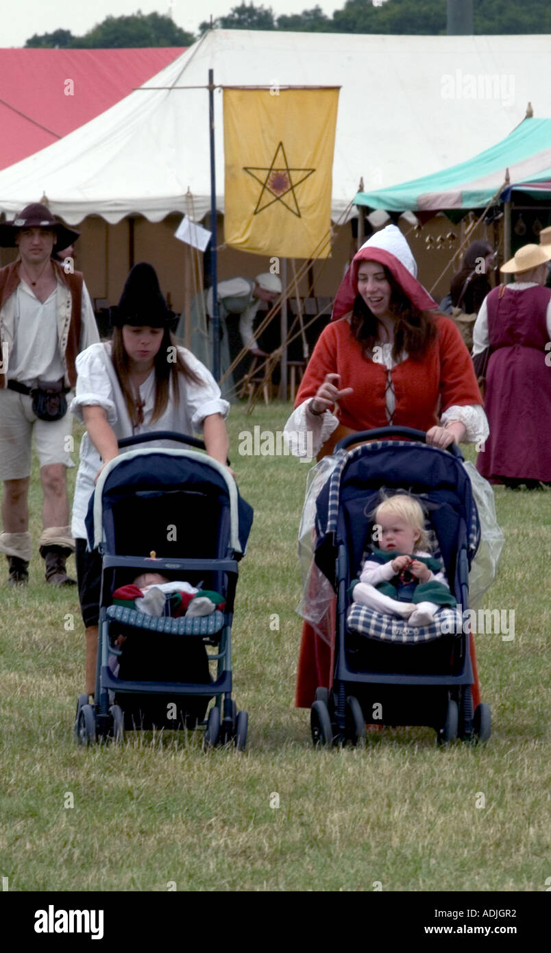 2 Frau mit Kinderwagen und Babys in mittelalterlichen Kostümen Stockfoto