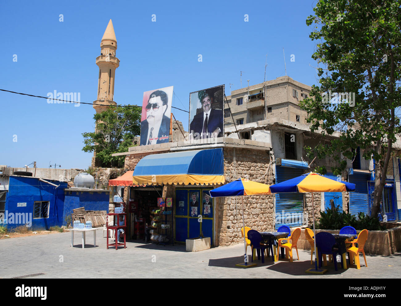 Café im Freien mit politischen Plakaten Tripoli, Libanon Stockfoto