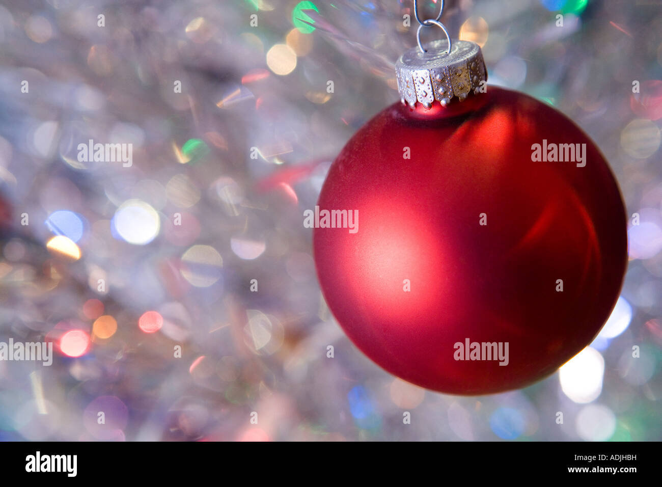 Rote Weihnachtskugel von Lametta Ast hängen von paperclip Stockfoto