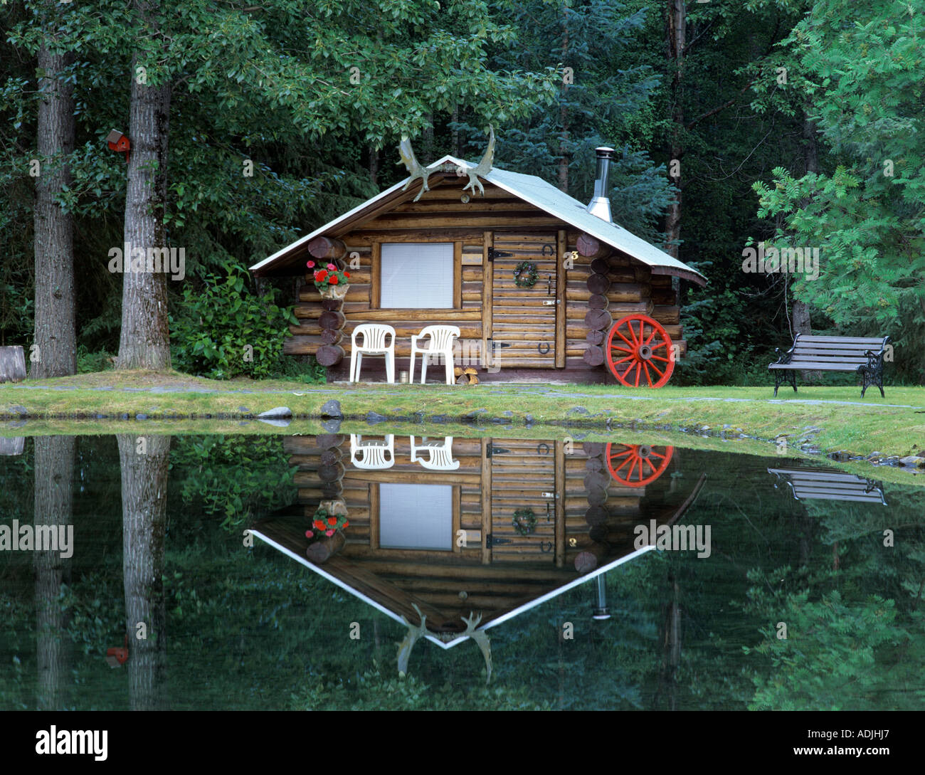 Kabine und Reflexion im Teich bei Bear Creek Lodge Hoffnung Alaska Stockfoto