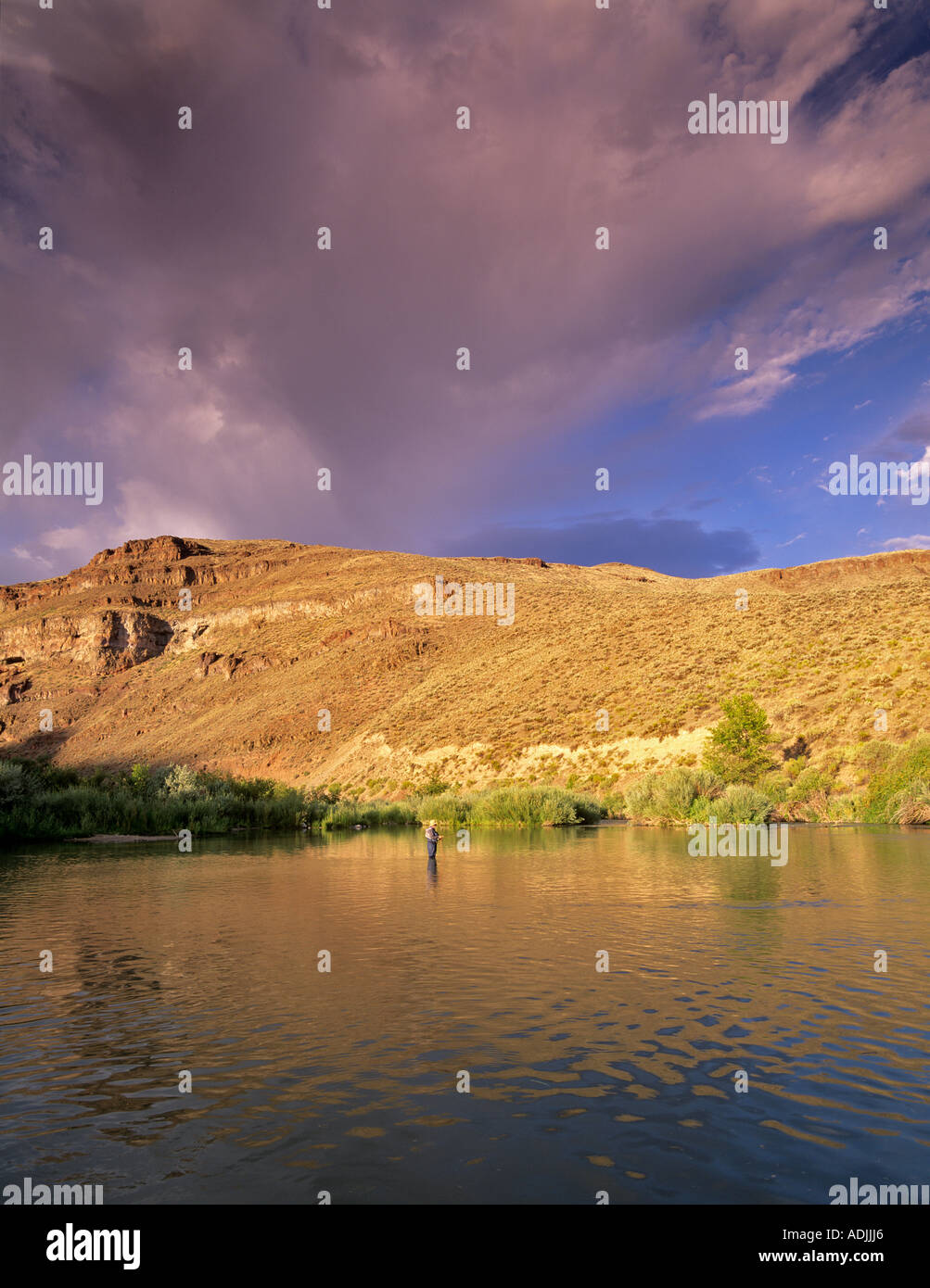 Fliegenfischer auf Owyhee River bei Sonnenuntergang in der Nähe von Adrian Oregon Stockfoto