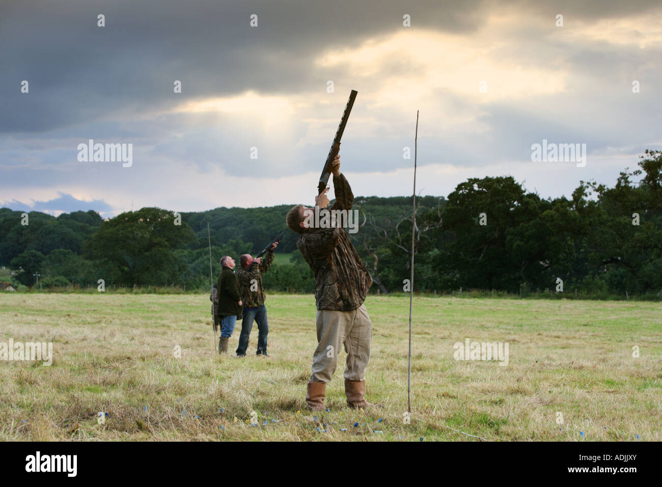 Tontauben schießen Dyffryn Federn angetrieben Shooting Land Sport schießen UK Stockfoto