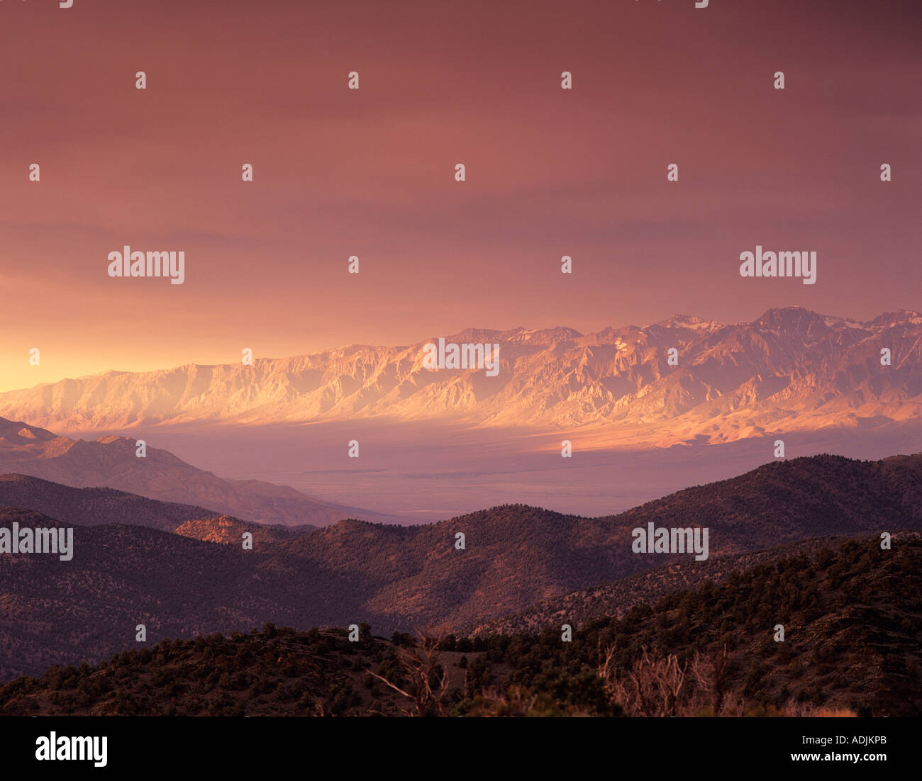 Eastern Sierra Berge mit Licht spähen durch einen Sturm California Stockfoto
