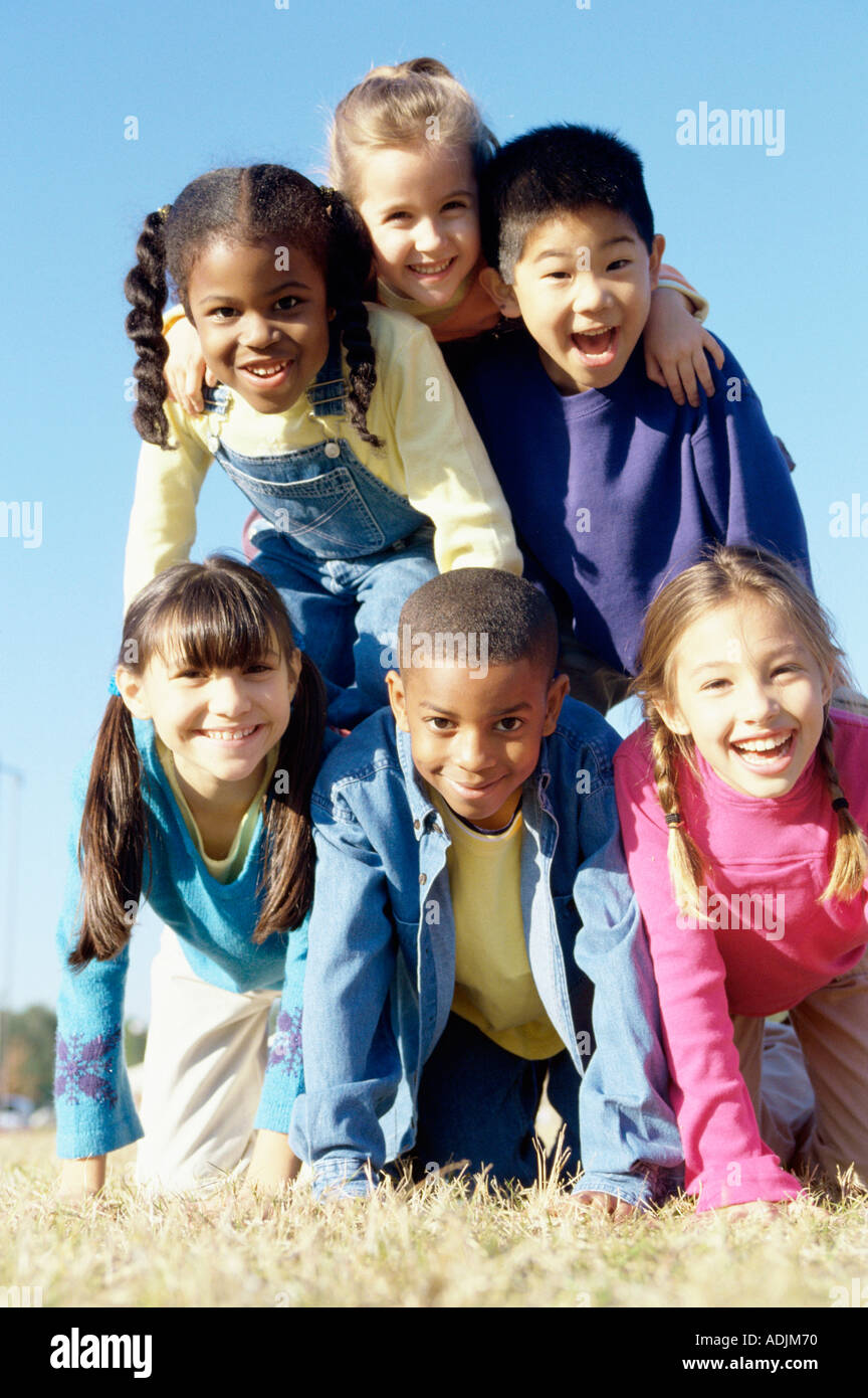 Porträt einer Gruppe von Kindern, so dass eine menschliche Pyramide Stockfoto