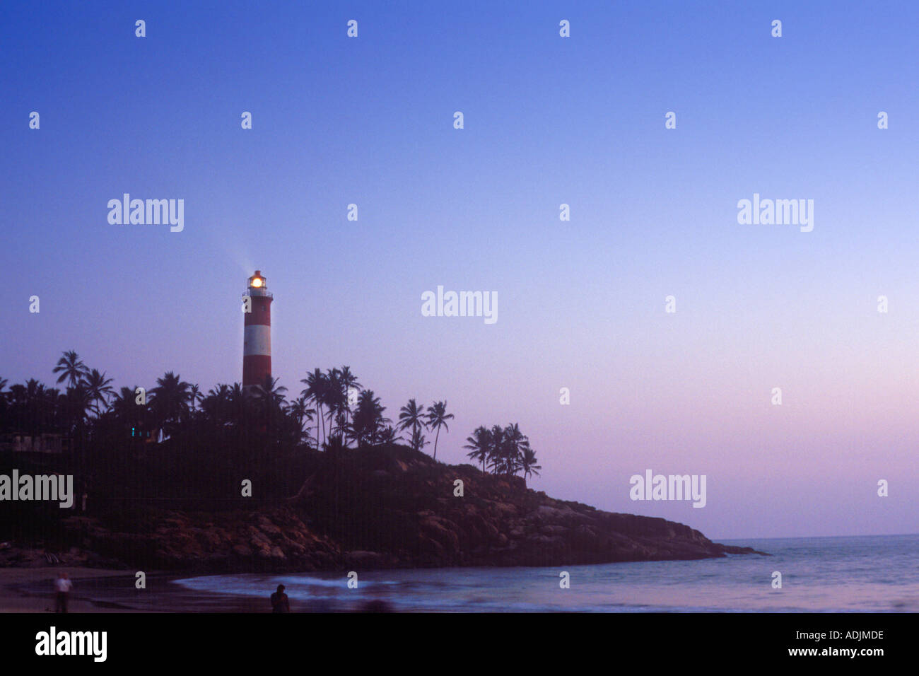 RHS70894 Kovalam Strand Leuchtturm bei Abenddämmerung Trivandrum Kerala Indien Stockfoto