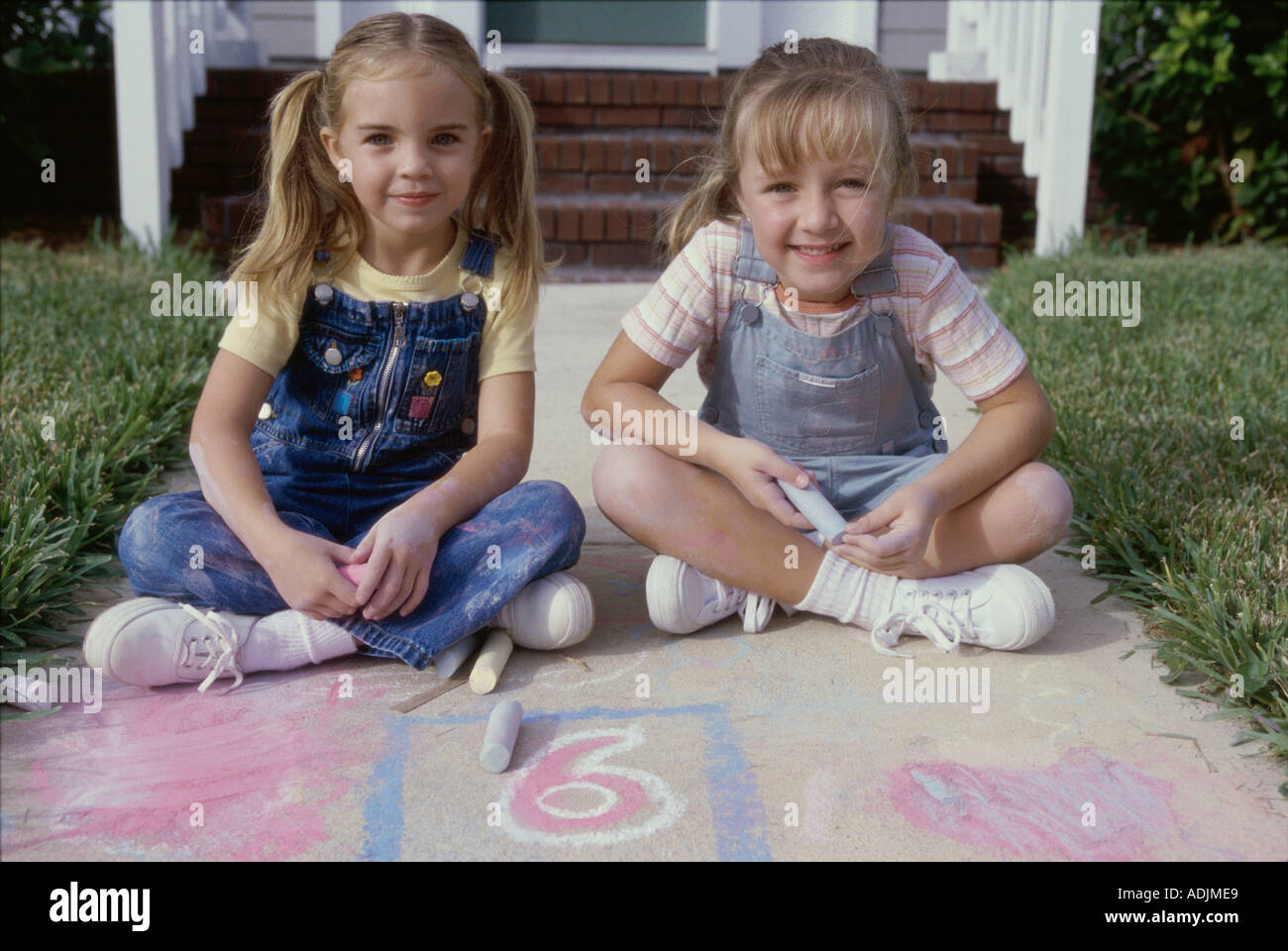 Porträt von zwei Mädchen lächelnd Stockfoto