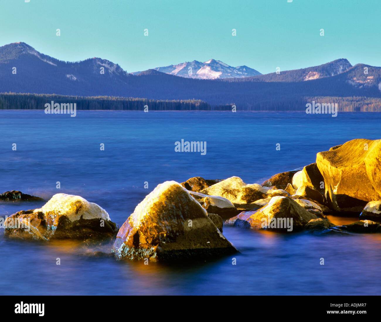 Eis auf Felsen am Ufer von Waldo Lake Waldo Lake Wilderness Oregon Stockfoto