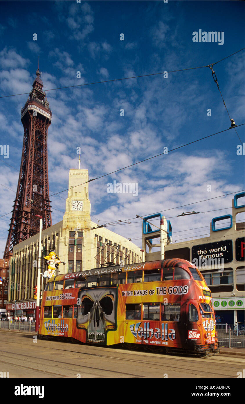 Blackpool Tower mit Straßenbahn UK Stockfoto