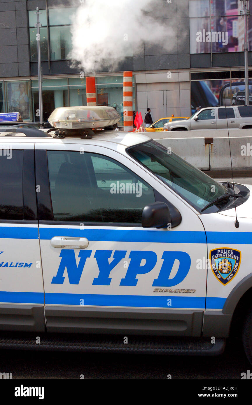 Seitenansicht des NYPD Polizei Auto New York City mit Dampf von Straße Stockfoto