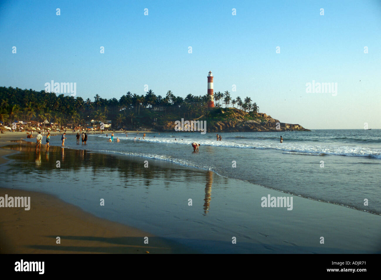 RHS70892 Touristen am Kovalam Beach Kerala Indien Stockfoto