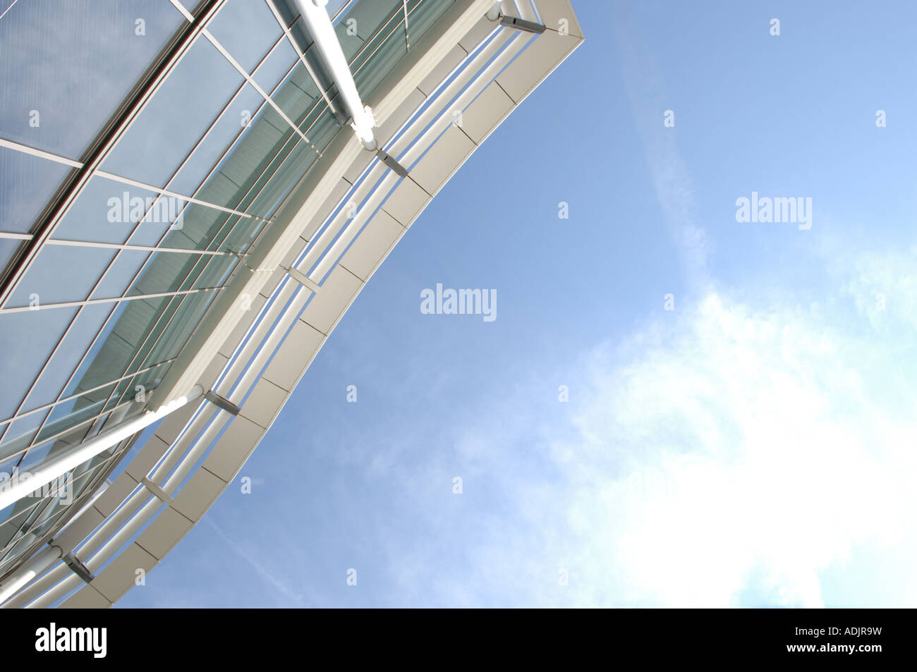 Nachschlagen im Eden Centre, High Wycombe vor einem heißen blauen Himmel mit Sonne, weißen und hellen blauen Wolken durchstreichen. Stockfoto
