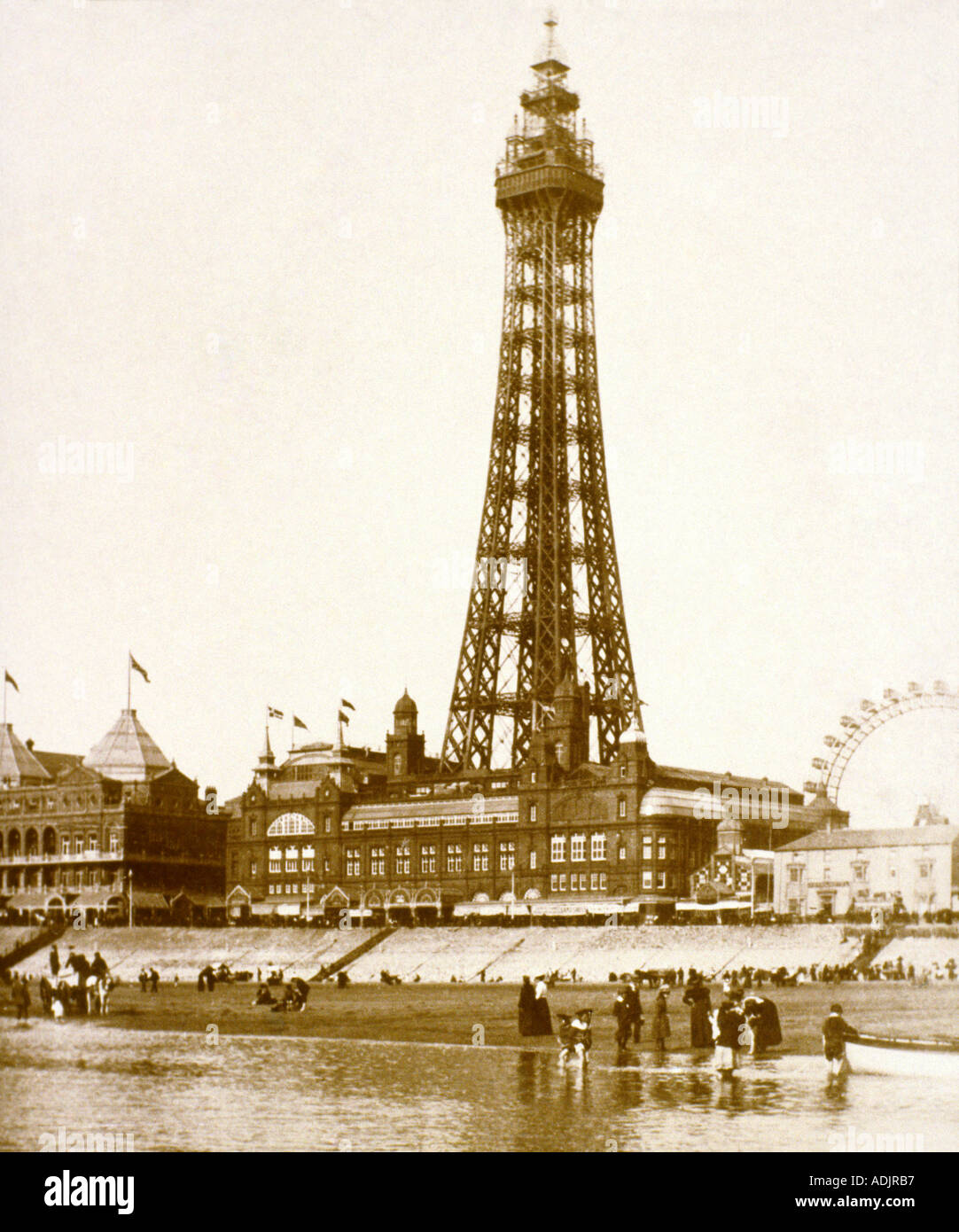 Viktorianische Fotografie Blackpool Tower und Menschen am Strand um 1890 Stockfoto