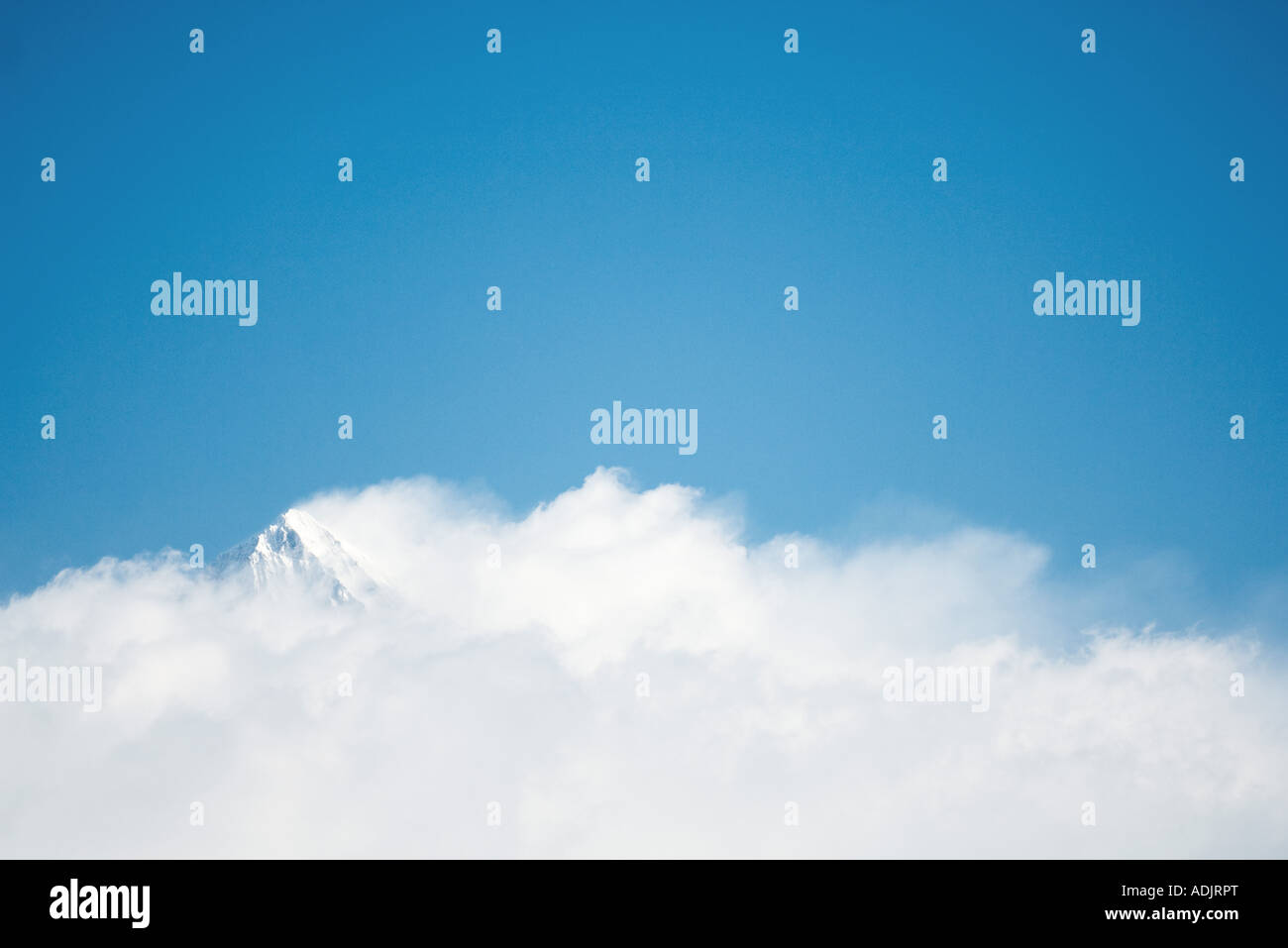 Schneebedeckte Berge, umgeben von Wolken Stockfoto