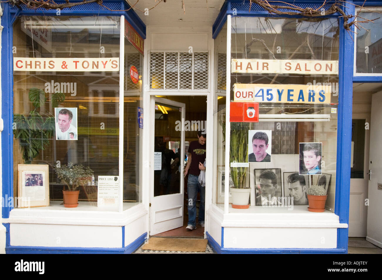Mann kommt aus der traditionellen Friseur Stockfoto