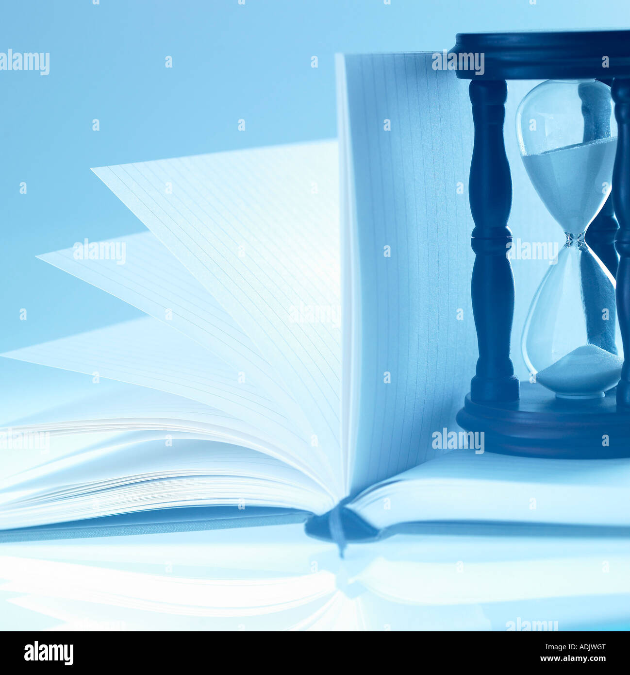 Eine Sanduhr auf dem geöffneten Buch Stockfoto