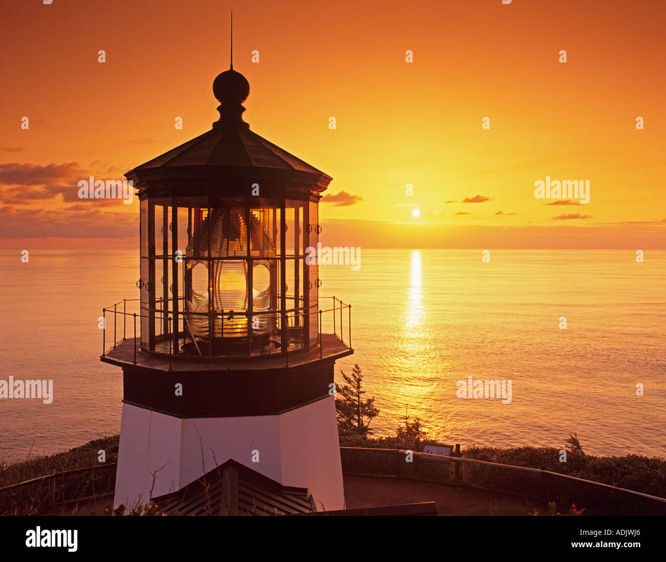 Cape Meares Leuchtturm mit Sonnenuntergang Wasser Oregon spiegeln Stockfoto