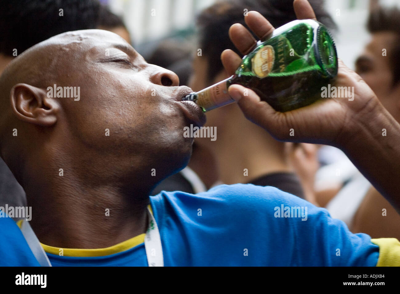 Mann eine kleine Trinkflasche von Mateus Soho Pride Festival London  Stockfotografie - Alamy