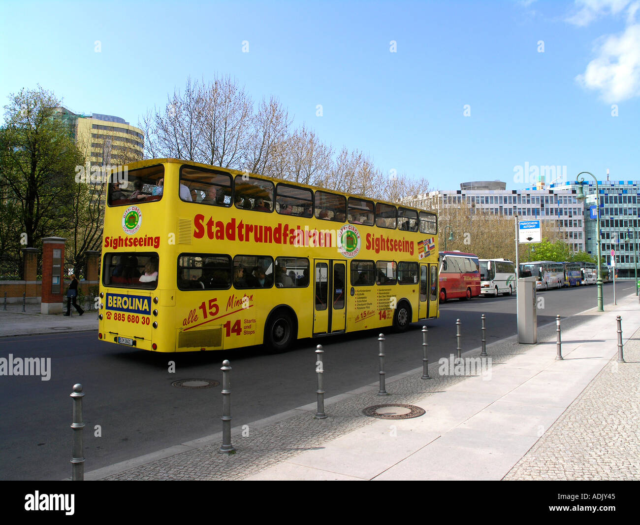 Bus mit Touristen auf Sightseeing in Berlin Deutschland Thesen Bussen sind ganzen Stadt gesehen Stockfoto