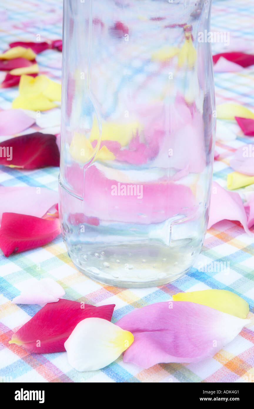 Wasserflasche mit Rosenblättern auf Tisch Sommer Lake Inn Oregon Stockfoto