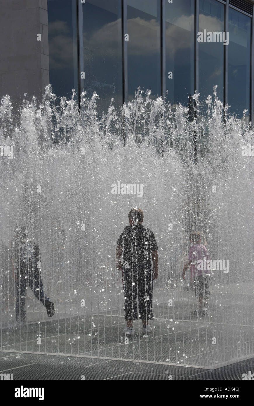 Londoner Southbank erscheinen Zimmer Springbrunnen Funktion für Kinder stehen und Spielen, trocken zu bleiben, oder um sich abzukühlen South Bank Royal Festival Hall UK Stockfoto